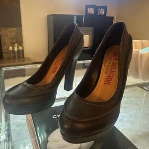 9.5 True Religion Dark Brown Leather Platform Pumps